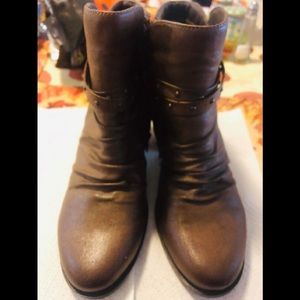 Baretraps ladies booties. Size 7 1/2M.